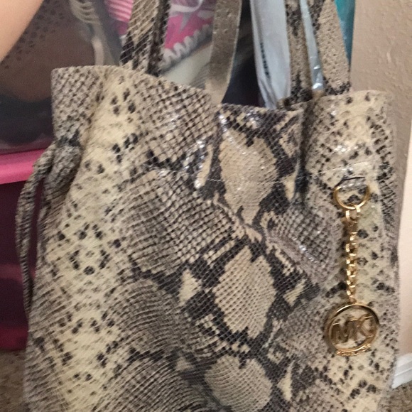 🗝🗝Extra pics of Michael Kors Bag🗝🗝 - Picture 3 of 3